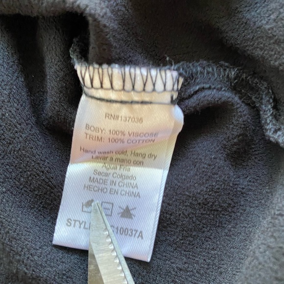 SOLD GIFT W PURCHASE- Crochet cold shoulder crop blouse - Picture 5 of 5